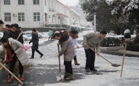 市二院組織職工清掃積雪，保障患者通行